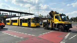 Ein Lastwagen schleppt eine Tram ab