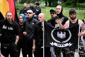 Junge Neonazis demonstrieren in Berlin im Juli 2025 mit DJV-Fahne und Deutschlandflagge
