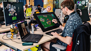 Eine Person arbeitet an einem digitalen Zeichenboard.