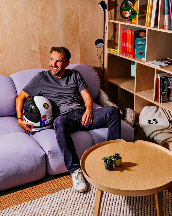 Porträt von Ben o' Donnell auf einem Sofa.