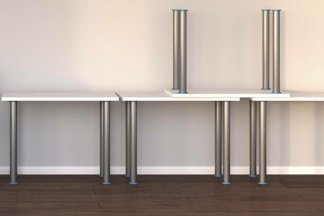 Aufgestapelte Tische