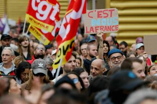 Ein Demonstrant hält ein Plakat mit der Aufschrift "Wir sind Frankreich" während einer Kundgebung