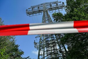 Absperrband vor einem beschädigten Strommast in Berlin