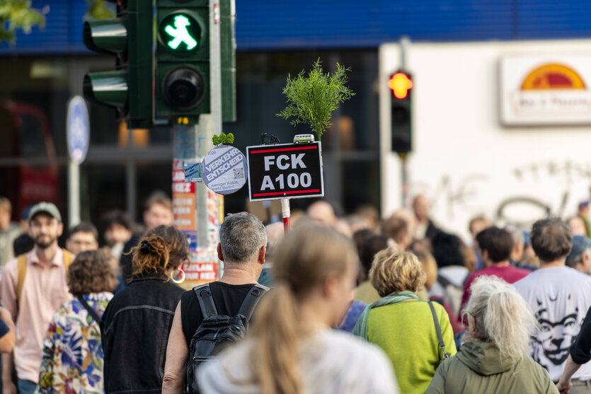 Demonstration, Schild "FCK A100"