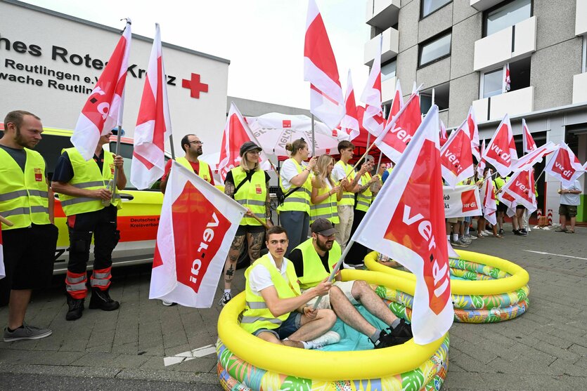 Warnstreikende mit Verdi-Fahnen