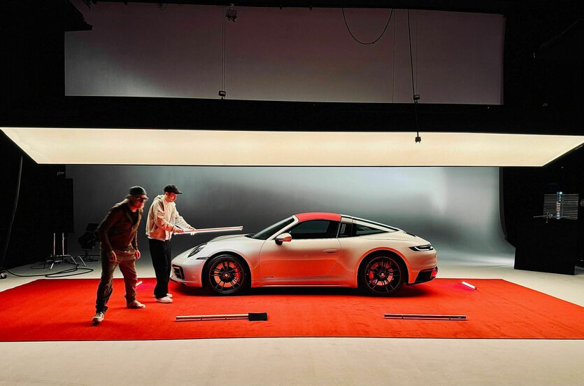 Im Fotostudio wird ein aktuelles Porsche-Modell für ein neues Fotobuch ausgeleuchtet