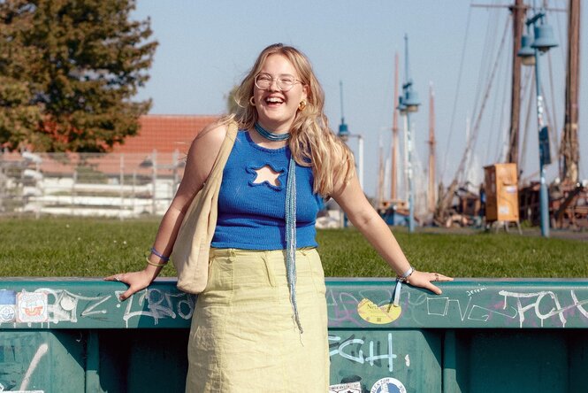 Henriette Held lacht - im Hintergrund Masten von Schiffen