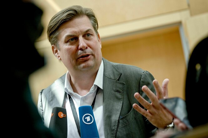 Maximilian Krah gibt ein Interview