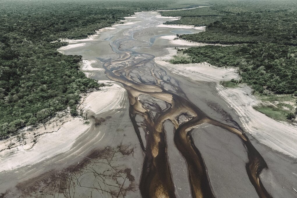 Luftaufnahme des Amazonas bei Niedrigwasser
