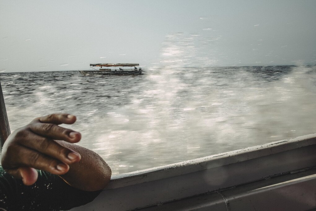Blick vom Boot auf einer Flussfahrt - Wasser spritzt auf
