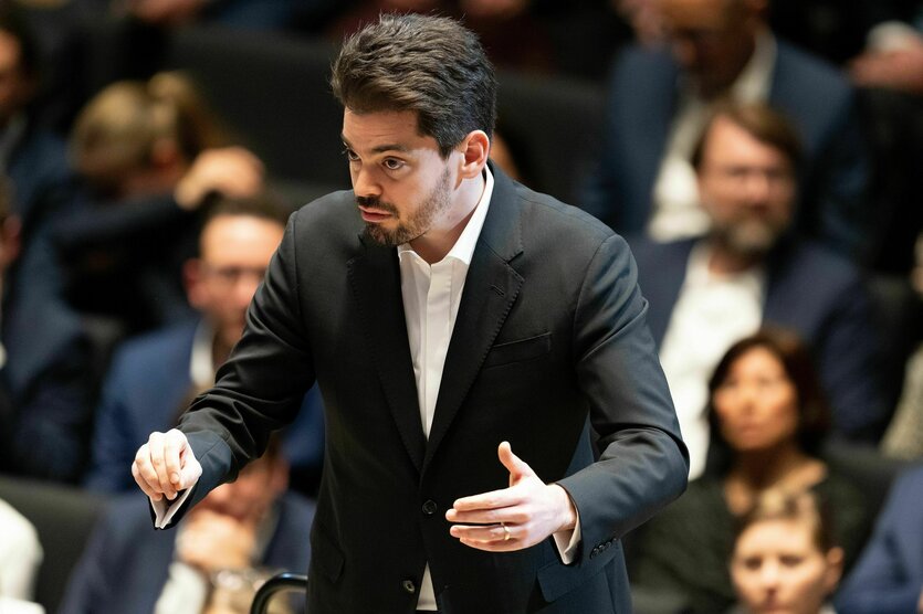 Lahav Shani, zukünftiger Chefdirigent der Münchner Philharmoniker, dirigierend auf der Bühne.