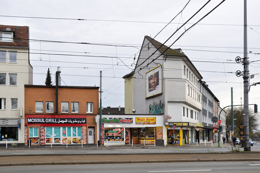 Gebäude an einer Straße.