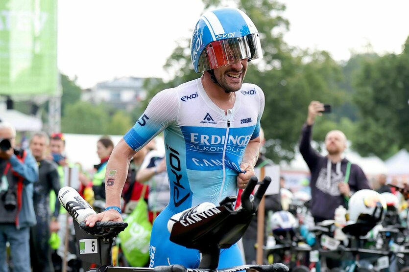 Patrick Lange mit Helm und Fahrrad