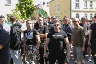 Rechtsradikale Demonstranten auf den Straßen von Bautzen bei einer Demonstration gegen den CSD