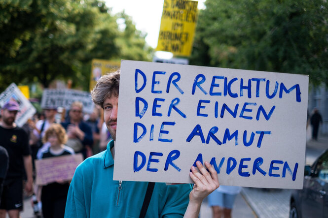 Unter dem Motto Die Miete ist zu hoch! protestieren etwa 4500 Menschen in Berlin gegen hohe Mieten und Verdrängung. In Berlin verlieren immer mehr Wohnungen ihre Sozialbindung und die Mieter können sich die Mieten nicht mehr leisten.