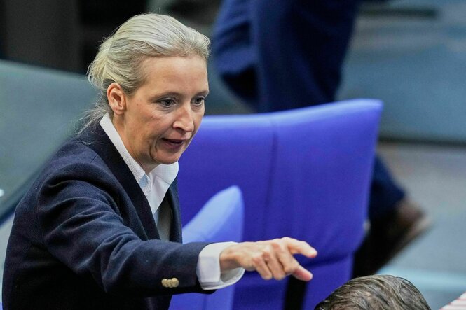 Alice Weidel erhebt den Zeigefinger im Deutschen Bundestag