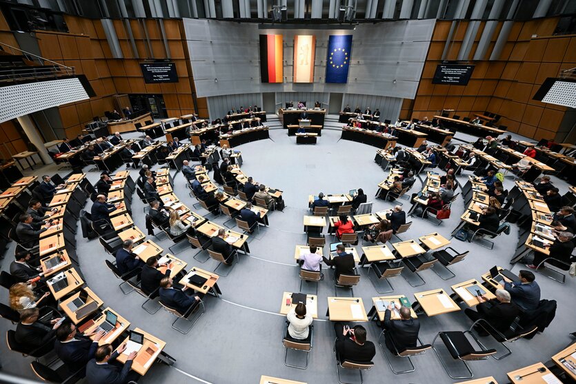 Das Foto zeigt einen Blick in den Plenarsaal des Abgeordnetenhauses.