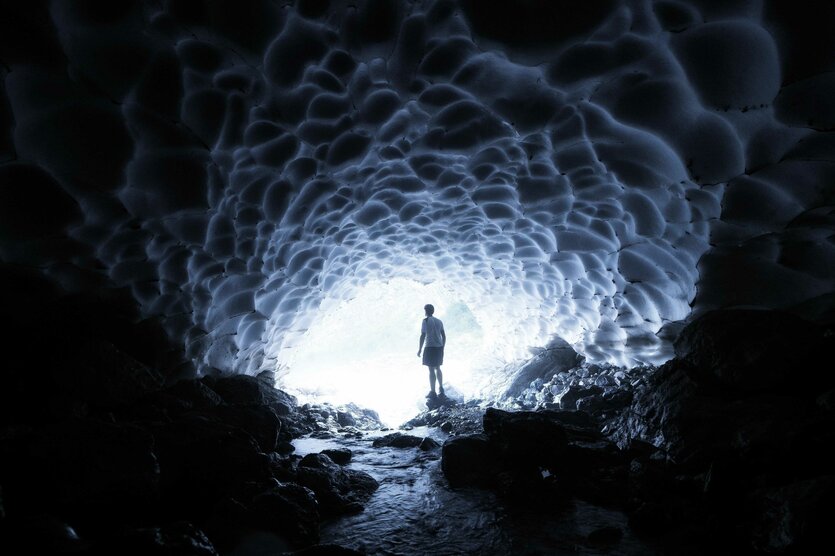 Ein Mann in einer Eiskapelle bei Berchtesgaden