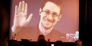 Edward Snowden auf einer Video-Leinwand