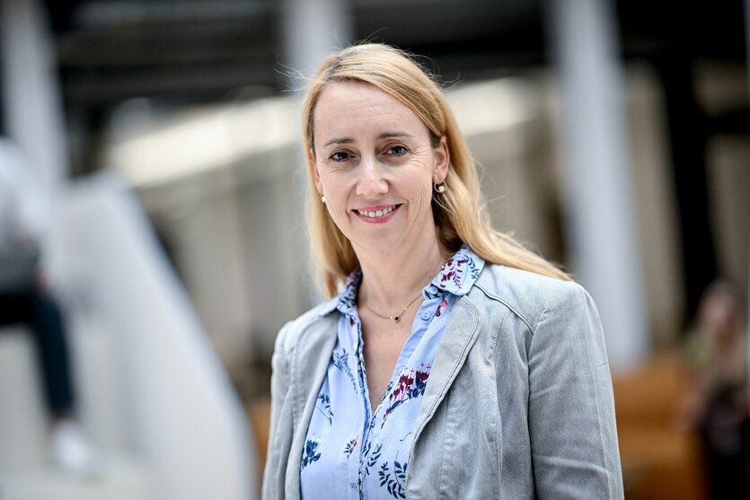 Melanie Amann lächelt für die Kamera