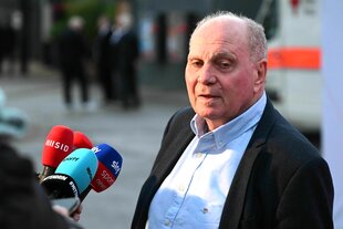 Uli Hoeneß gibt vor vier Mikrofonen Auskunft