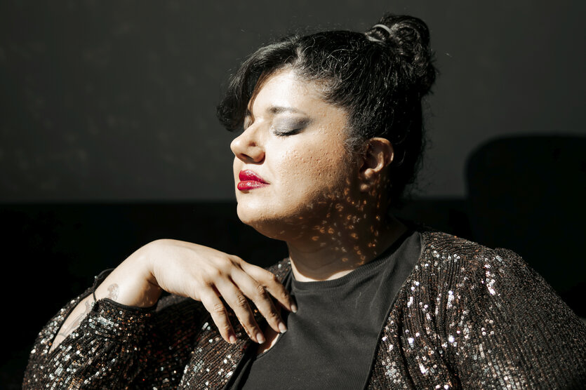 Porträt der Sängerin Faravaz.