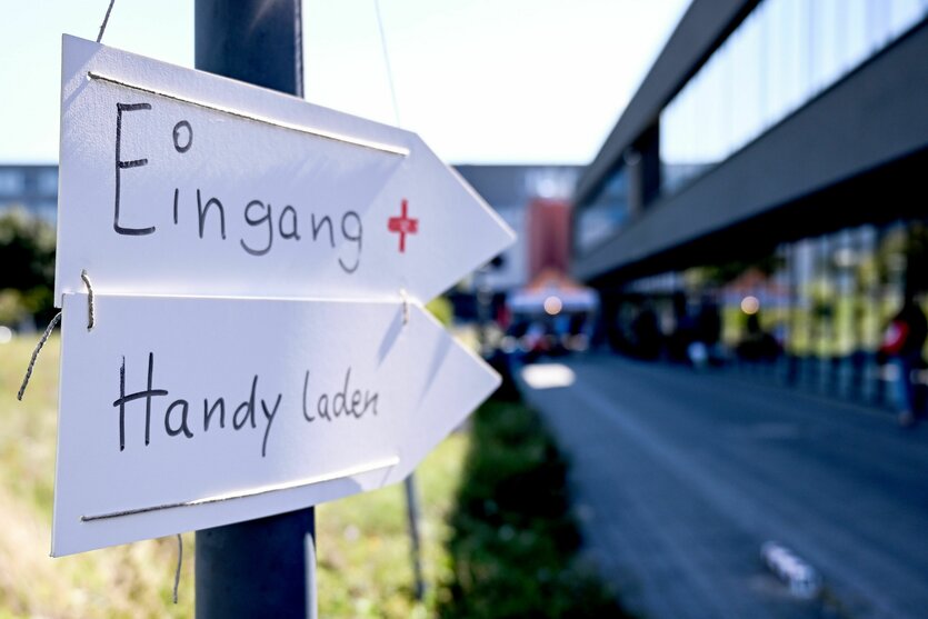 Hinweisschild auf Handy laden