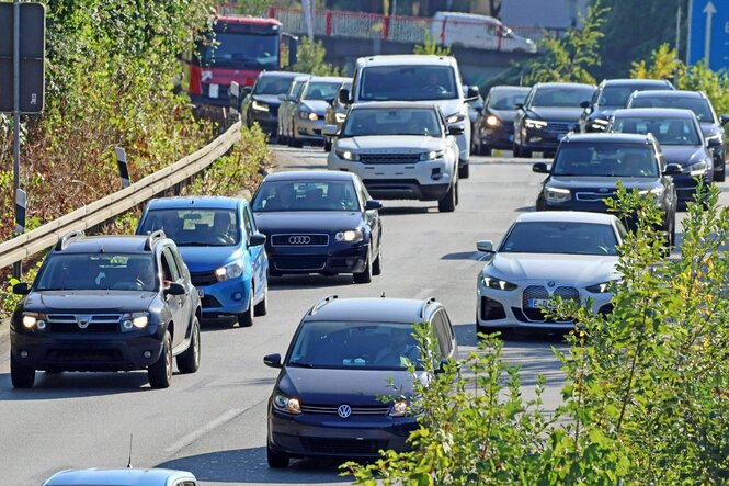 Dichter Verkehr auf einer zweispurigen Straße