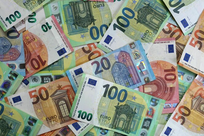 Viele Euroscheine auf einen Haufen