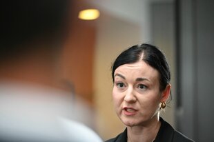 Paula Piechotta zieht die rechte Augenbraun hoch