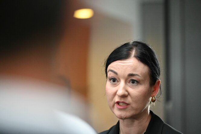 Paula Piechotta zieht die rechte Augenbraun hoch