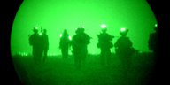Bundeswehrsoldaten im grünen Schimmer eines Nachtsichtgeräts