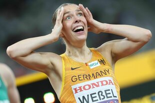 Nele Weßel freut sich, sie legt die Hände an ihre Schläfen und lacht
