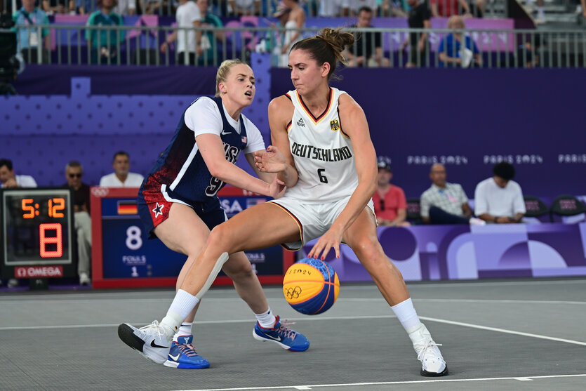 Marie Reichert verteidigt den Basketball gegen ihre Gegnerin