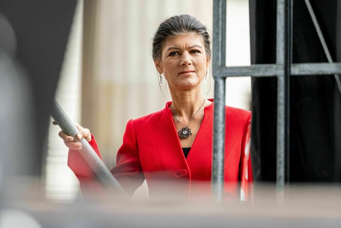 Sahra Wagenknecht, zweifelend, unsicher drein blickend
