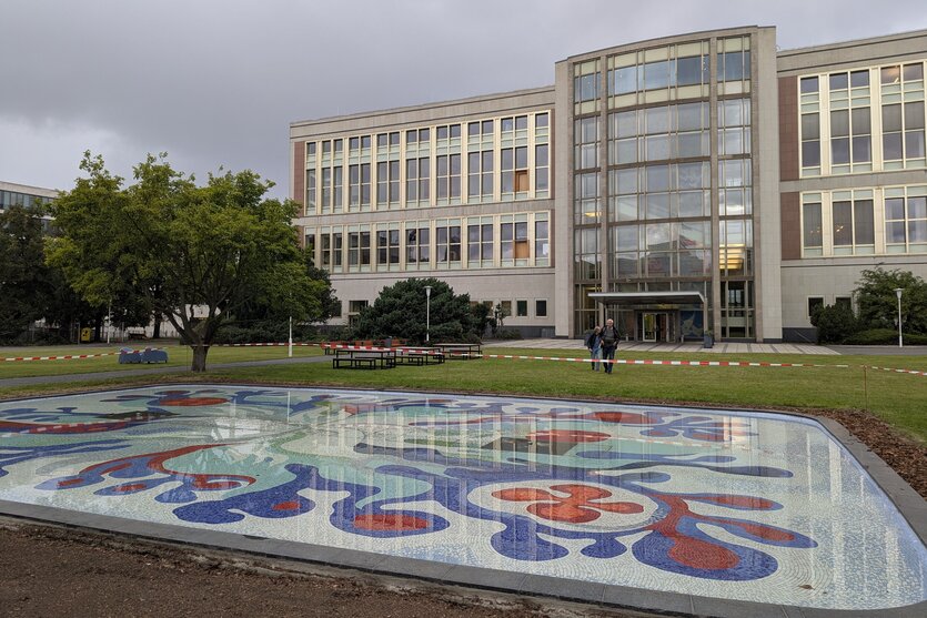 Ein denkmalgeschützter Brunnen im Hinterhof einer privaten Uni in Berlin-Mitte