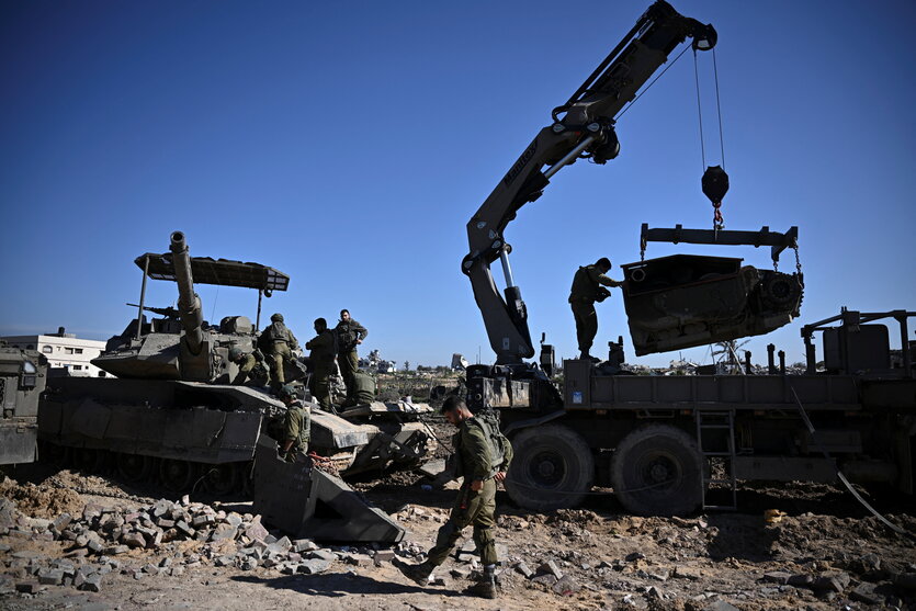 Der Motor und Getriebsblock eines Merkava Panzers wird in den Trümmern Gaza getauscht