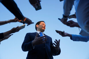 US- Aussenminister Marco Rubio umringt von Journalist*innen