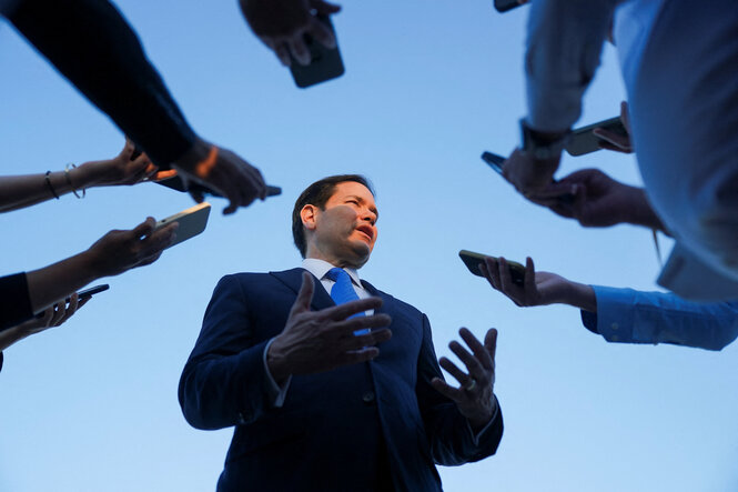 US- Aussenminister Marco Rubio umringt von Journalist*innen