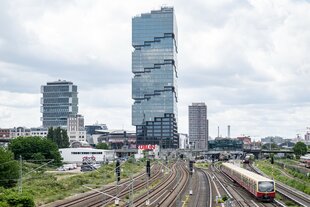 lick über die Trasse der S-und Fernbahn auf den EDGE East Side Tower (Amazon-Tower)