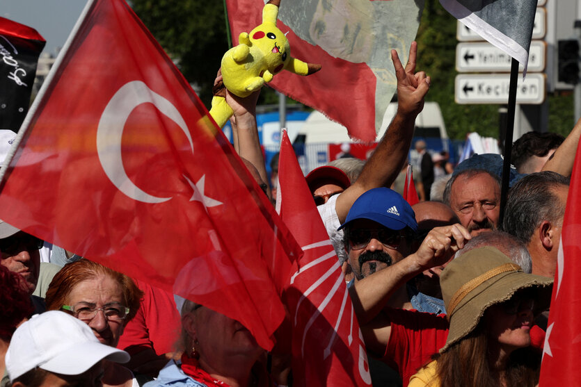 Demonstration, türkische Flaggen und ein Pikachu Plüshie
