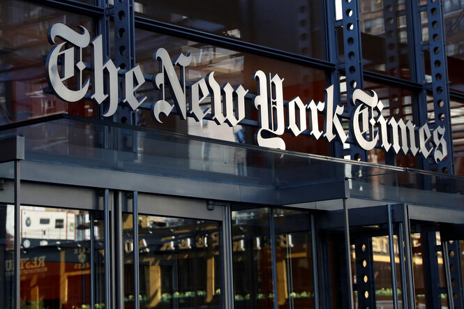 Schriftzug der New York Times an einem Haus