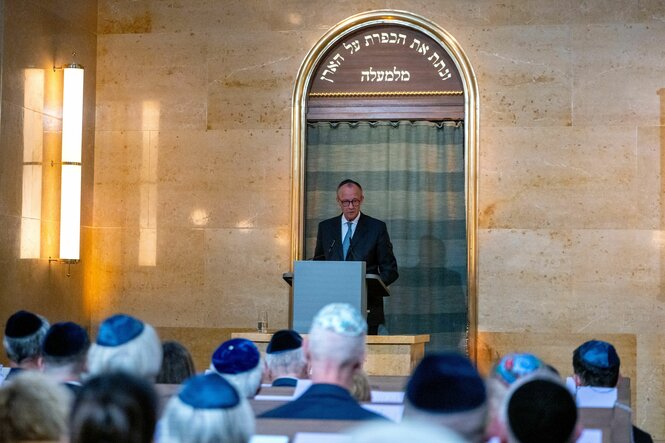Bundeskanzler Friedrich Merz (CDU) nimmt an einem Festakt zur Wiederherstellung der Synagoge Reichenbachstraße teil.