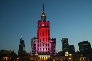 Der Palast für Kultur und Wissenschaft in Warschau, hier am 9. August in Solidarität mit der belarussischen Opposition beleuchtet
