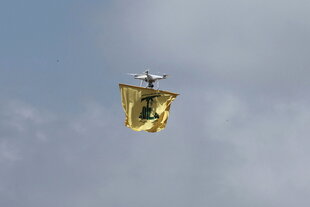 Eine Drone in der Luft mit Hisbollah-Fahne
