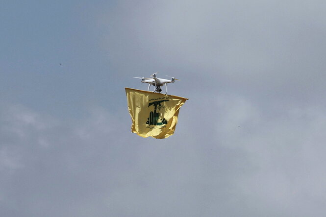 Eine Drone in der Luft mit Hisbollah-Fahne
