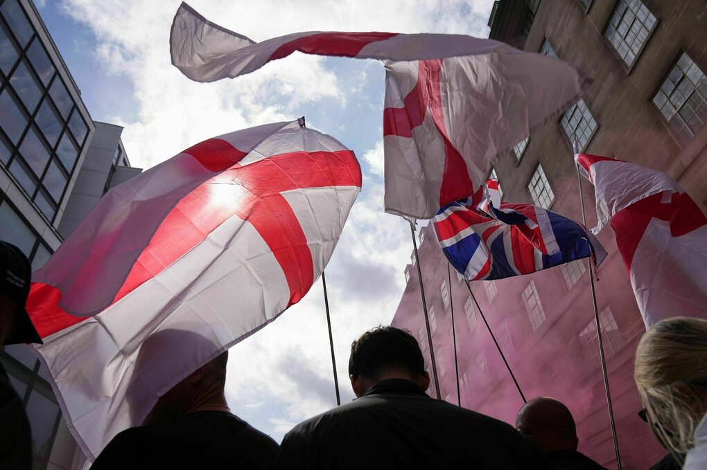 Menschen mit England-Fahnen