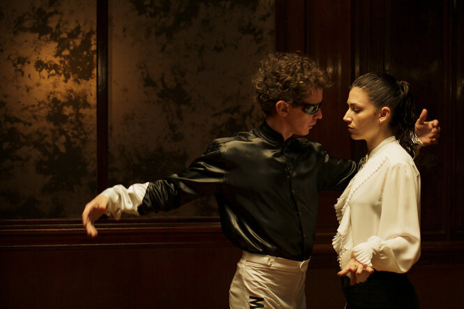 Remo Manfredini (Nahuel Pérez Biscayart) und Abril (Úrsula Corberó) tanzen in Jockey-Uniformen.