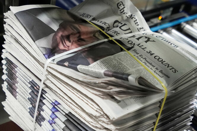 Ein Zeitungsstapel der New York Times mit dem Bild Donald Trumps auf der Titelseite