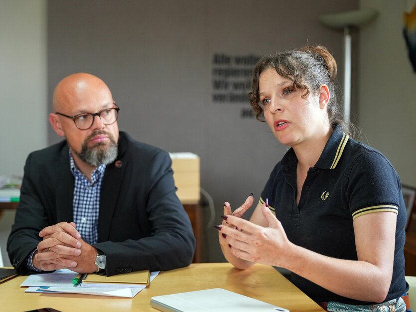 Das Foto zeigt die Doppelspitze der Berliner Linksfraktion, Anne Helm und Tobias Schulze